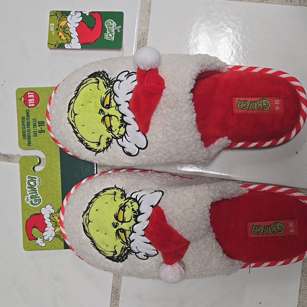 NWT The Grinch Xmas slippers very confortable red and white